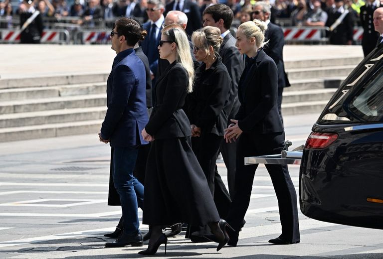 Los hijos de Silvio Berlusconi en su funeral