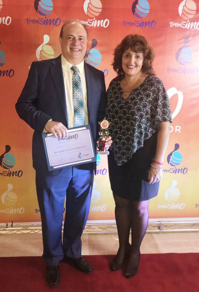 En el cierre del Festival el Alcalde del Doral, Sr.Juan Carlos Bermudez y Gloria Dular.