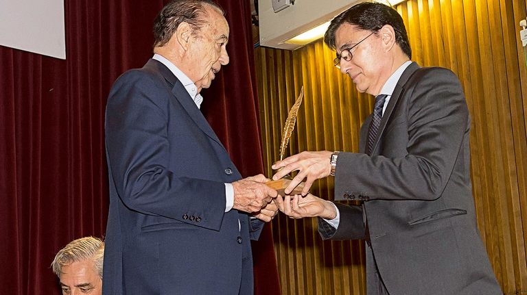 Jorge Fontevecchia, entregando hace unos años el premio Pluma de Oro a Alberto Fontevecchia.