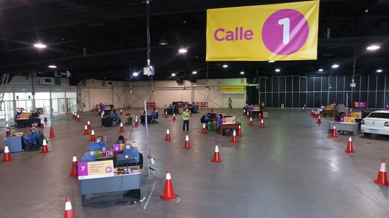 Centro de vacunacion vehicular de Costa Salguero 20210602
