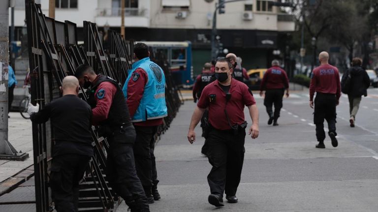 El personal de policía de la Ciudad, colocando las vallas, esta mañana.