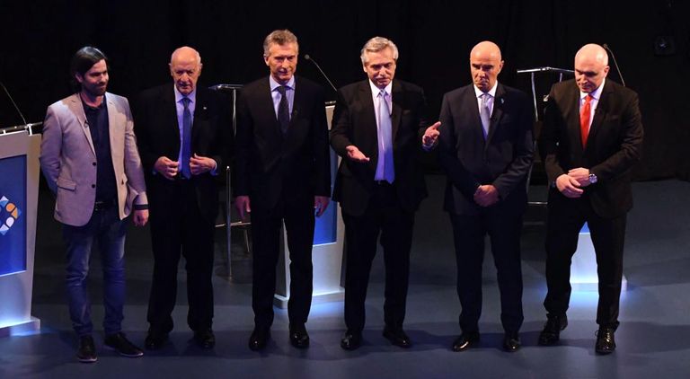 despedida de los candidatos en el escenario del debate 20191020