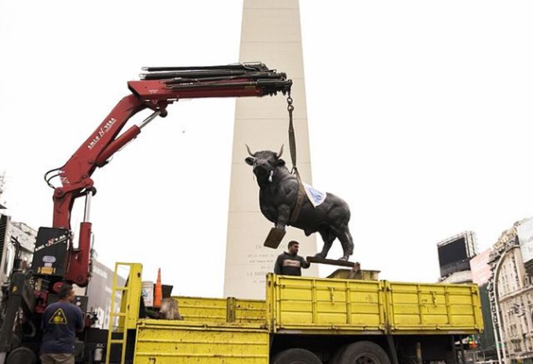 Toro en el obelisco