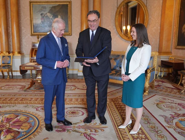 Banco de Inglaterra presentó al rey Carlos III los nuevos billetes con su rostro