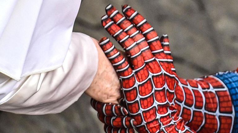 spiderman saluda al papa