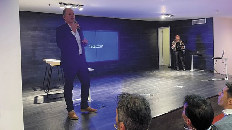 Julio Hutka, en exposición de Telecom