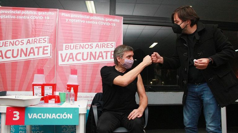 Máximo Kirchner vacunado contra el Covid-19 junto a Nicolás Kreplak