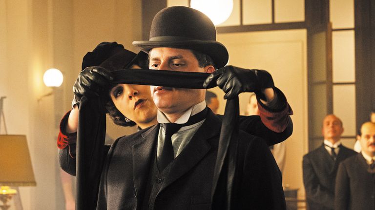 El británico Joe Wright y el actor italiano Luca Marinelli llevan a cabo la adaptación de la novela de Antonio Scurati, que recorre el ascenso de Mussolini en Italia.