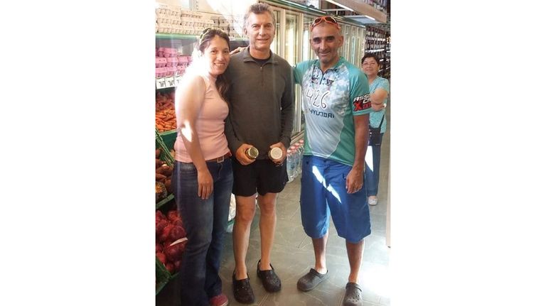 Macri con los empleados del supermercado 7 Lagos.