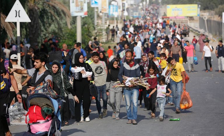 Ciudadanos huyen de la Franja de Gaza