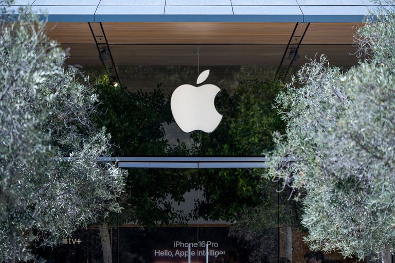 Apple Stores Ahead Of Earnings Figures