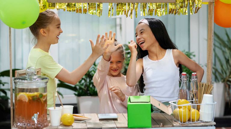 Torta de cumpleños junto a comida ultraprocesada 20250704