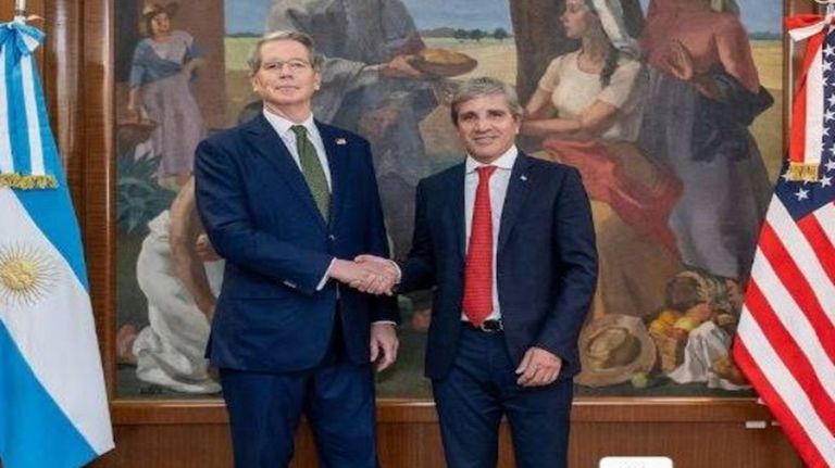 Los bonos argentinos recuperaron más de 3% mientras Caputo viaja a Washington