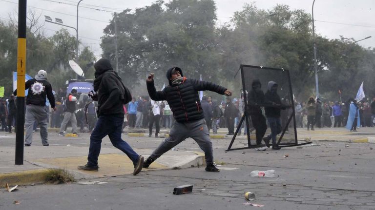 Disturbios frente a la legislatura en Jujuy