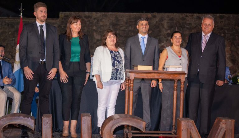 Federico Zárate junto sus funcionarios y concejales
