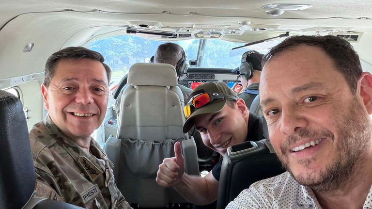 Amigo presidencial. Reidel con el ministro de Defensa, Carlos Presti, y con Karina Milei.
