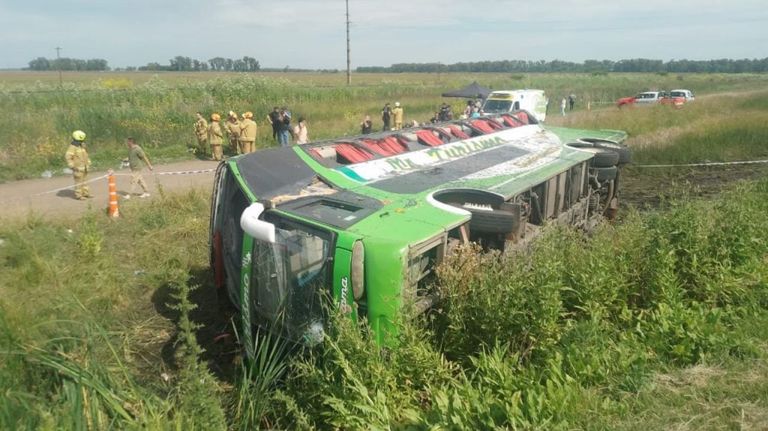 Volcó un micro en la ruta 2 que iba a Mar del Plata: al menos dos muertos y múltiples heridos
