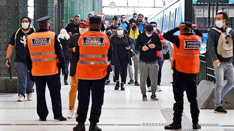 20200523_policia_control_tren_cedoc_g