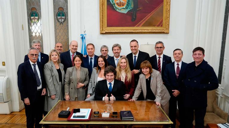 El presidente Javier Milei junto a su gabinete en el despacho de Martín Menem