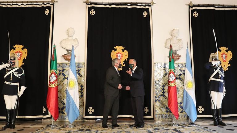 El presidente Fernández, junto a su par portugués Marcelo Rebelo de Sousa, en Lisboa.