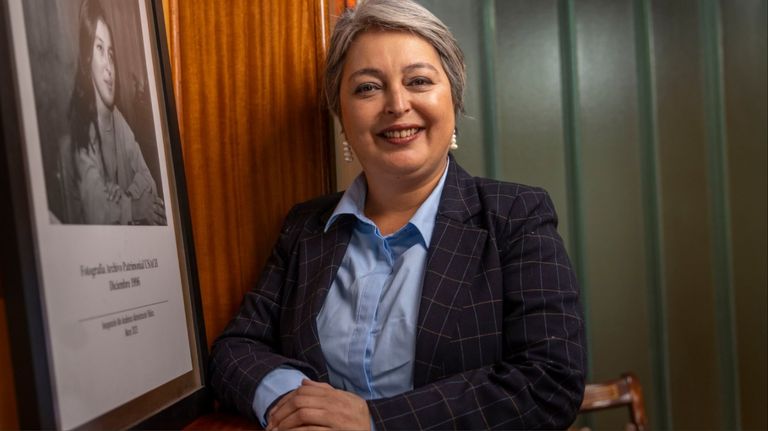 Jeannette Jara, la disidente del PC que desafía el establishment en la carrera presidencial en Chile