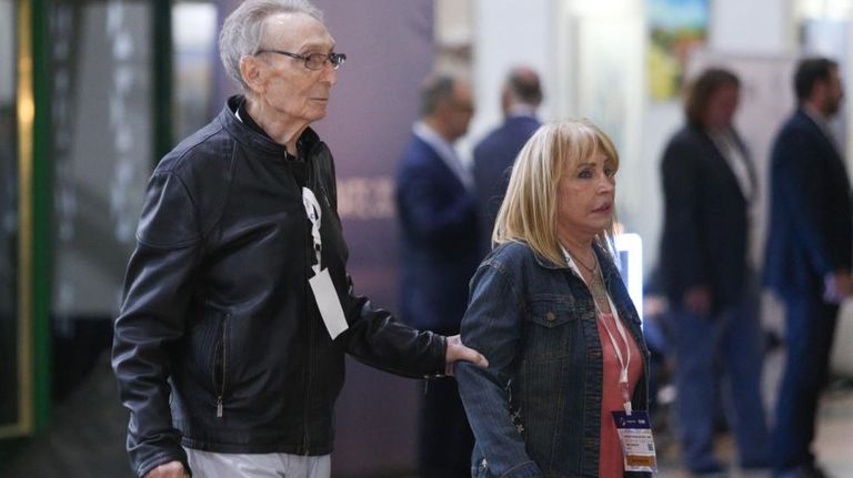 Elecciones 2023: Los padres de Javier Milei fueron al búnker para acompañar a su hijo