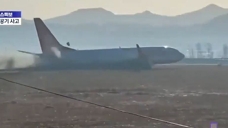 El Boeing de Jeju Aier en Muan, Corea del Sur, instantes antes de estrellarse al final de la pista.
