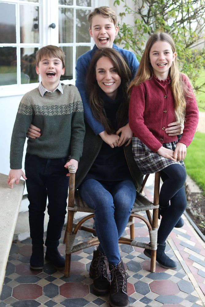 La corona británica admitió que la foto de Kate Middleton fue retocada.