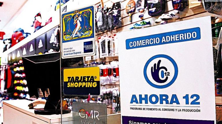 Carteles anunciando el Plan Ahora 12