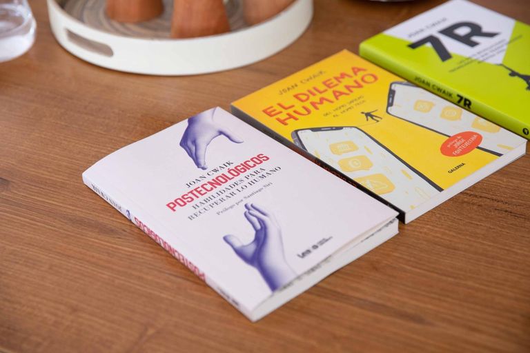 Joan Cwaik, portadas de sus libros