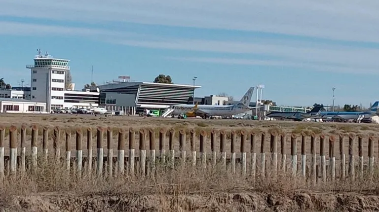 Avión de Fly Bondi en el aeropuerto de Neuquén