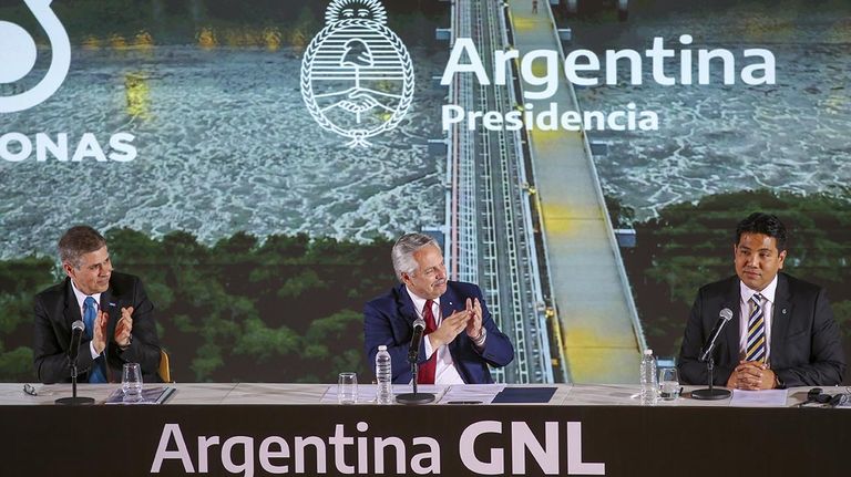 Alberto Fernández junto al titular de YPF, Pablo González y el CEO de Petronas, Temgku Muhammad Taufik 20220901
