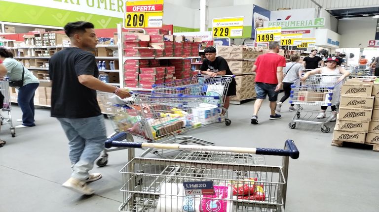 20231209 Filas en supermercados antes de la asunción de Milei