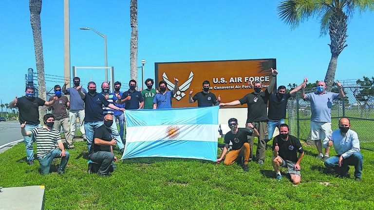 Equipo. Técnicos e ingenieros de Invap y la Conae en las instalaciones de SpaceX en EE.UU.