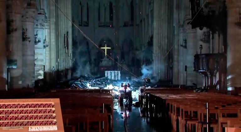 notre dame redes interior despúes del incendio