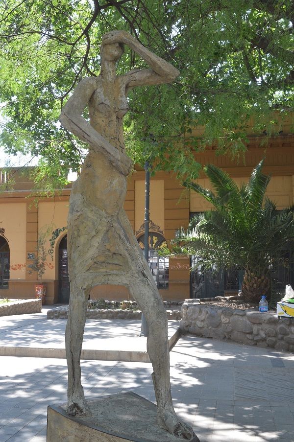 Escultura Mujer Inmigrante