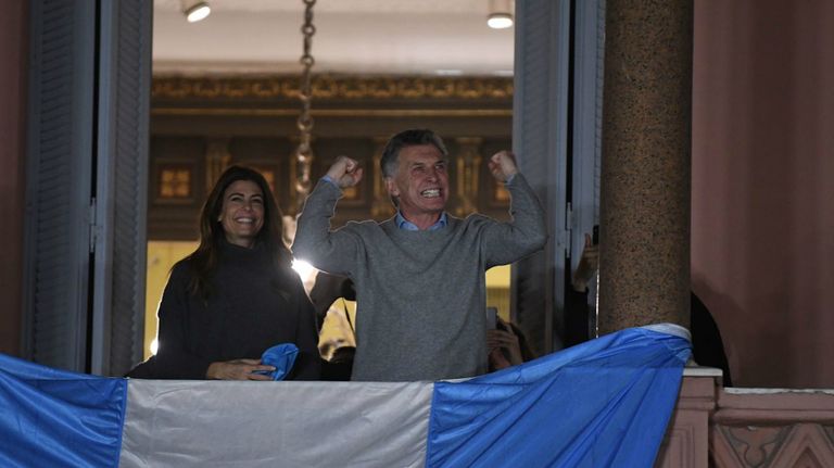Emoción y arenga por parte de Mauricio Macri, desde el balcón de la Casa Rosada.