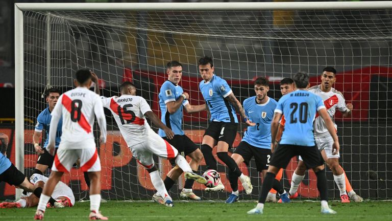 Perú venció a Uruguay 1-0 en Lima.