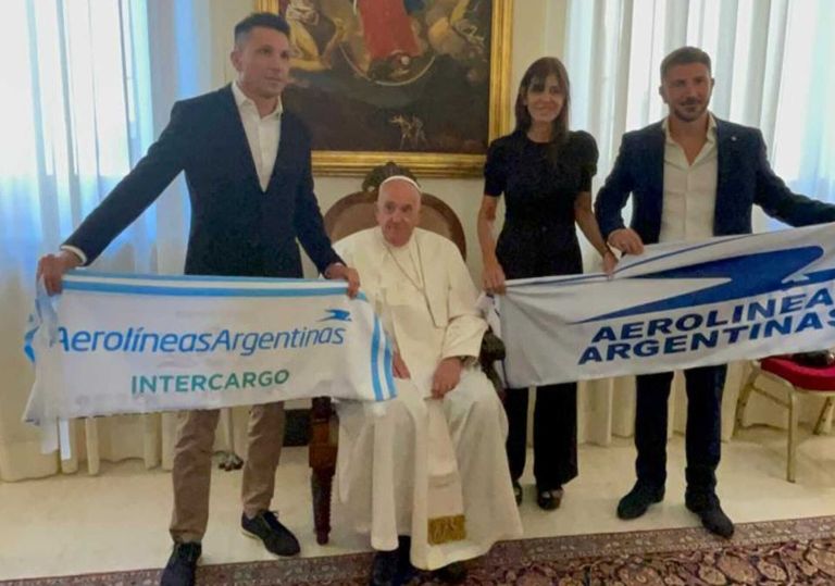 El papa Francisco y la bandera de Aerolíneas Argentinas 20240612