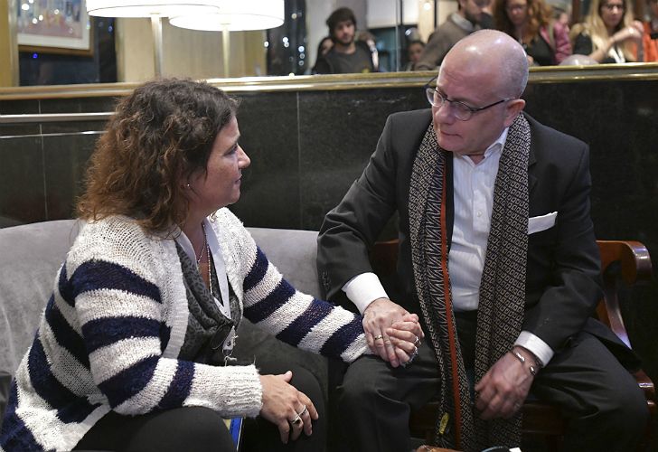 Faurie acompaña a los familiares en la noche previa a la partida.