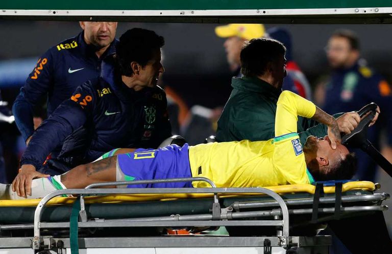 Neymar saliendo en camilla en el partido contra Uruguay