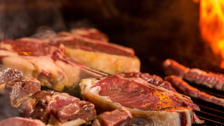 Cuánto sale hacer un asado para seis personas.