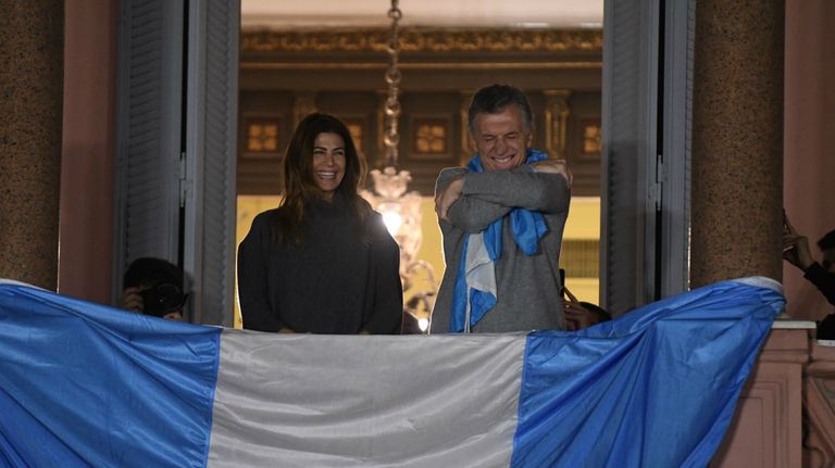 Emoción y arenga por parte de Mauricio Macri, desde el balcón de la Casa Rosada.