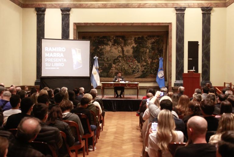marra presentó su libro