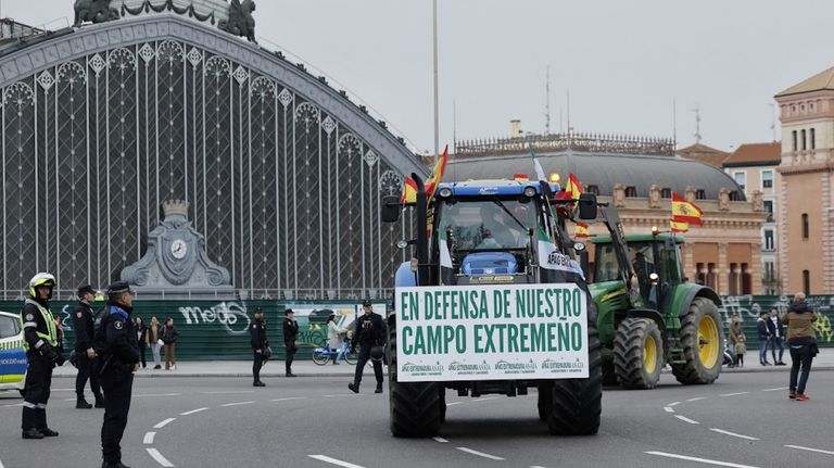 Agricultores españoles protestan en el centro de Madrid