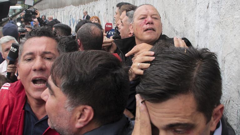 Sergio Berni es evacuado de la protesta en Avenida Gral. Paz en La Matanza