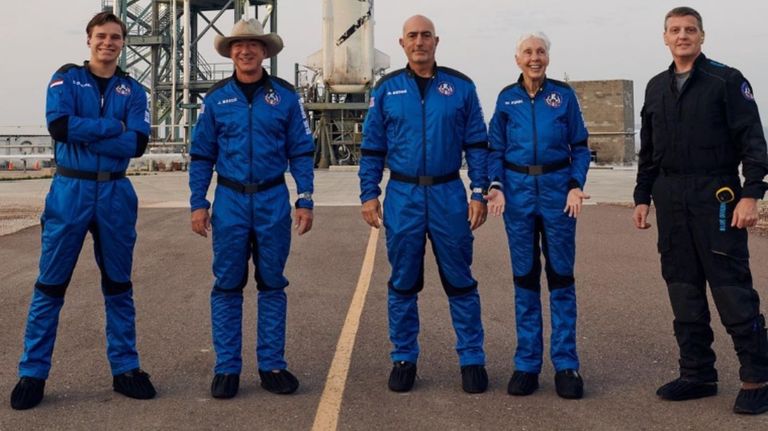 Jeff Bezos y la tripulación que viajó al espacio con él