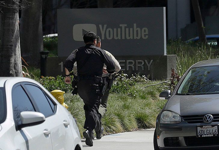 La Policía de San Bruno y el SWAT trabajan en la escena. Foto: AP.