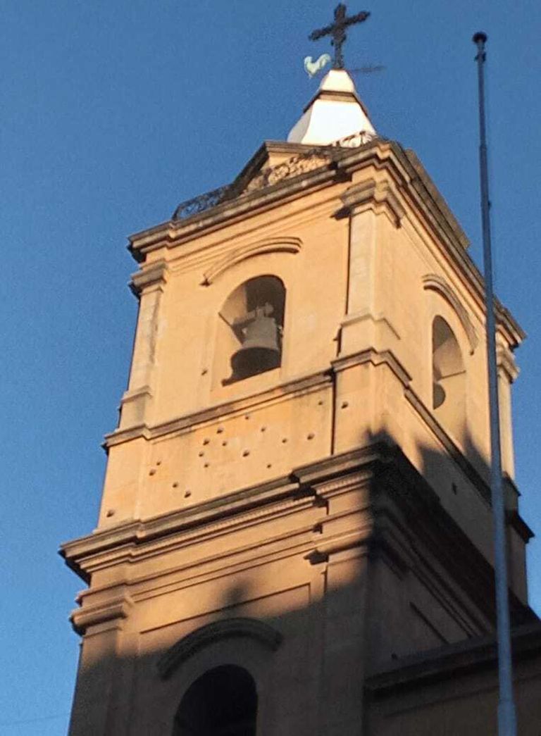 El espléndido campanario.