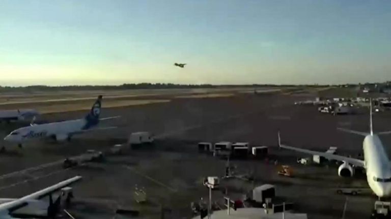 El sujeto que trabajaba en el área de descarga de equipaje y seguridad de la terminal realizó varias piruetas y se burló de los controladores aéreos antes de quitarse la vida